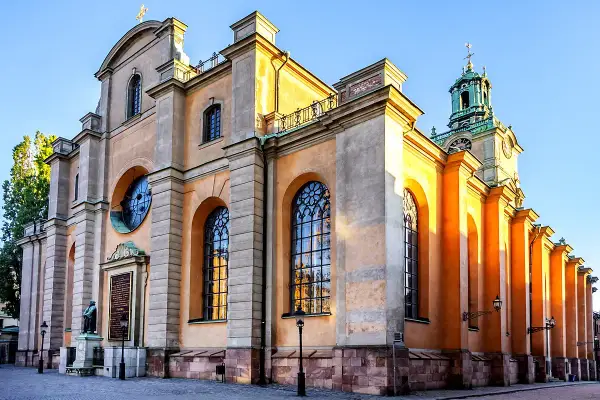 St. Nicholas' Church, Stockholm Cathedral, med sin imponerande fasad och torn, badar i solljus.