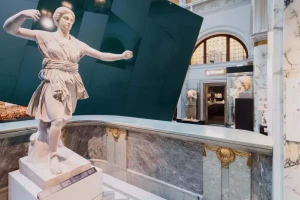 Antik staty i marmor i en modern museimiljö. En av många sevärdheter på roliga museum i Stockholm.