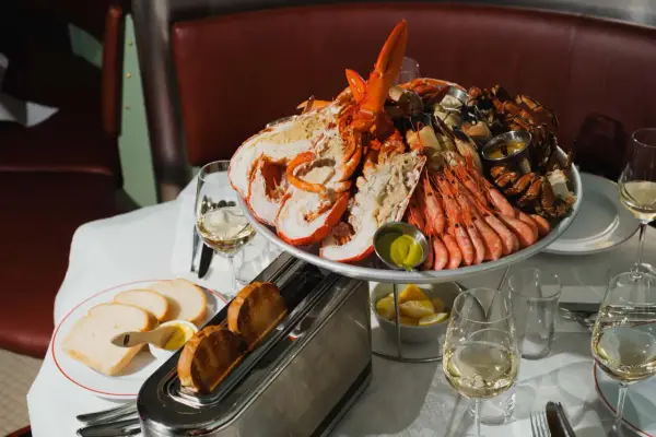 En imponerande skaldjursbuffé i Stockholm med hummer, räkor och krabba. Perfekt för en festlig måltid.
