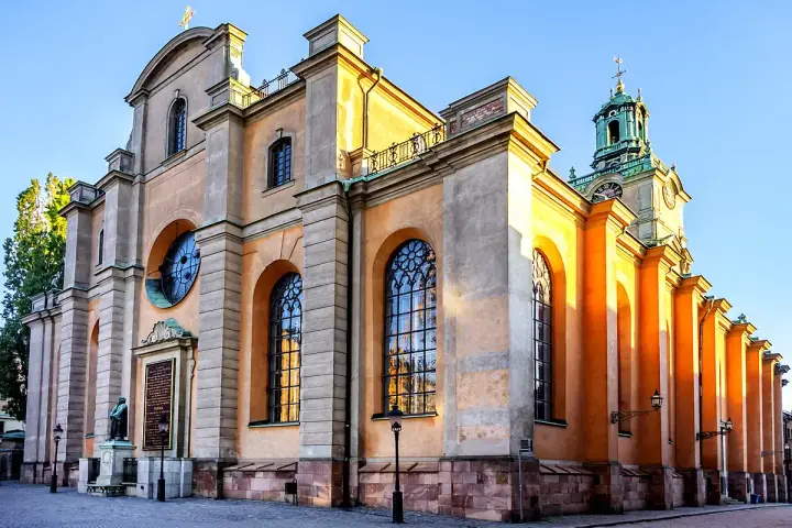 St. Nicholas' Church, Stockholm Cathedral, med sin imponerande fasad och torn, badar i solljus.