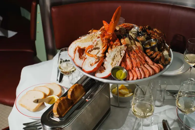 En imponerande skaldjursbuffé i Stockholm med hummer, räkor och krabba. Perfekt för en festlig måltid.